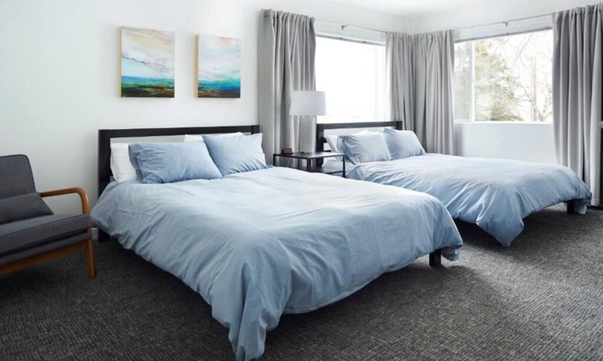 Downtown Anchorage Hotel | Snob Hollow Inn