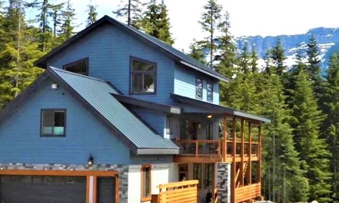 Snoqualmie Pass House | Snocabin at Snoqualmie Pass with 6 bedrooms just steps from Lifts/Tubing/Biking