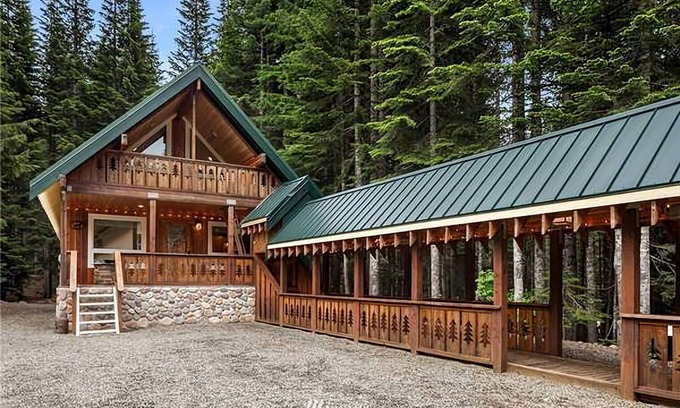 Snoqualmie Pass Cabin | Snoqualmie Pass Ski Cabin w/Hot Tub and Bonus Tree House!