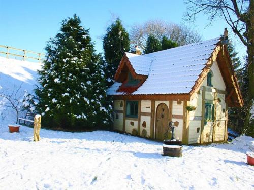 Mawr House | Snow Whites House - Farm Park Stay with Hot Tub