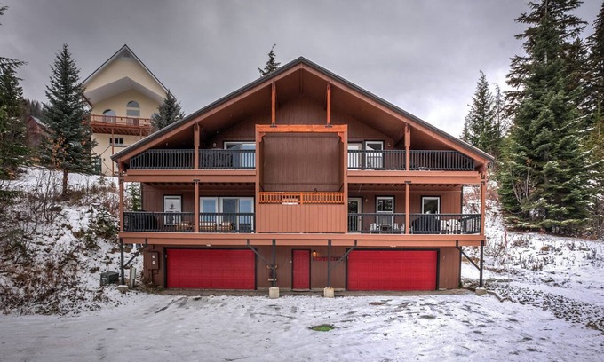 Sandpoint Cabin | Snowberry 2, 9 bed 8 bath steps to lift. Sauna, hot tub, garage, and sleeps 30!