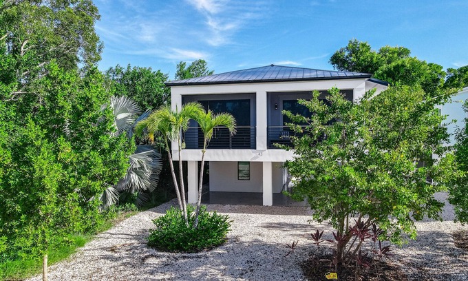 Bowens Addition House | Snowbird-Friendly Home with Central AC, High-Speed WiFi, and Washer/Dryer