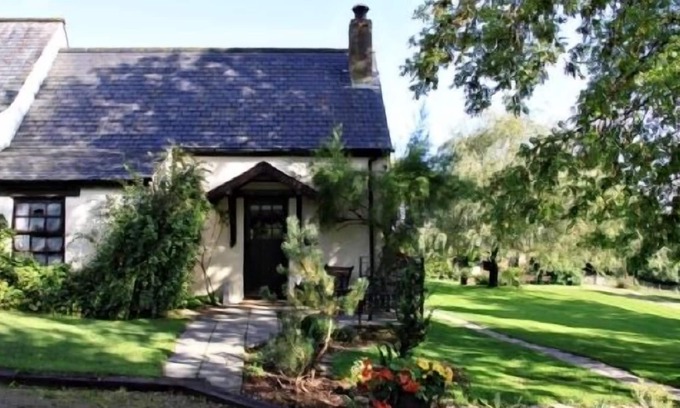 Boncath Cottage | Snowdrop Cottage - cosy and quaint with fabulous shared leisure facilities