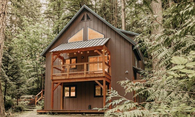 Glacier House | Snowline Cabin #69 - An Elegant Country Home! Sleeps 8