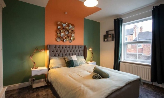 Lincoln House | Snug Home in City Centre | Free Parking