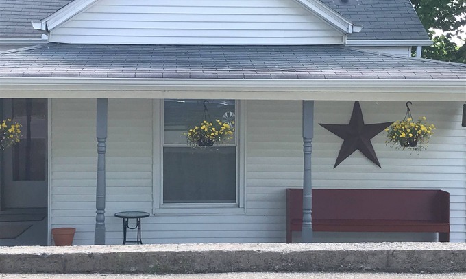 Williamstown House | So close to Ark, Quick Drive to Creation, King Bed, Stunning back yard, & Cable