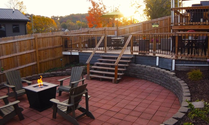 Bristol House | Soak n Stroll 2 State St, Hot Tub, FirePit, Dogs