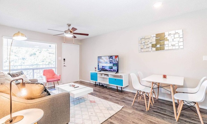 Dawson Apartment | SoCo 1BR suite w pool, king bed, close to Downtown