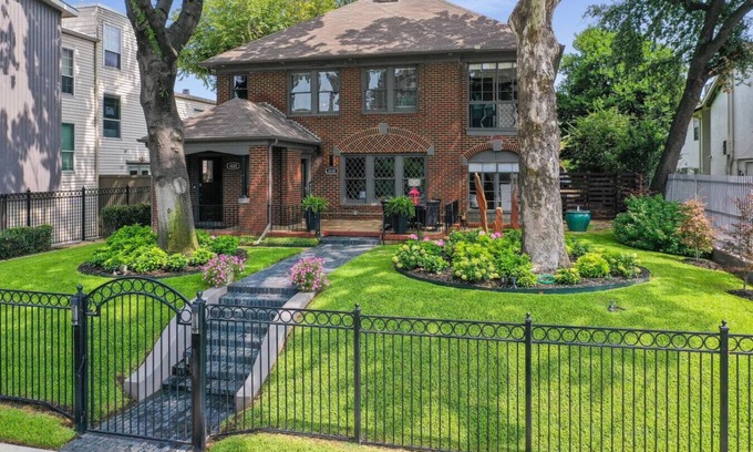 Oak Lawn House | SoCozyBlue Residence Oak Lawn/Uptown - Check-in to Cozy & Checkout in Style!