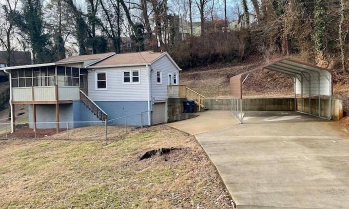 Knoxville House | SoKno Hillside Haven near UT - Private 2BR