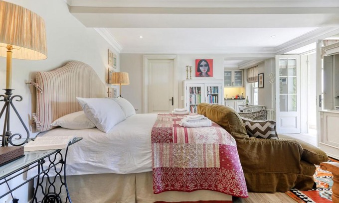 Cape Town City Centre Apartment | Solar Power French Country Cottage on Table Mountain