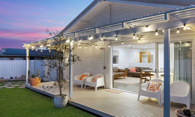 Tweed Heads West House | Solis House: luxury, spacious, family, pets, coastal, surfing, beach, fishing.