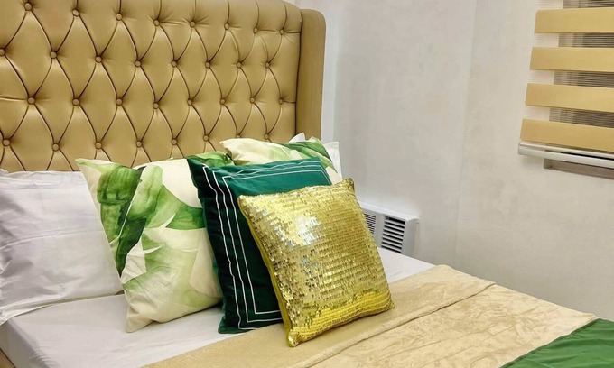 Paranaque House | Solstiza Suite - Central condo near airport, Okada, Mall of Asia 60 with inch TV