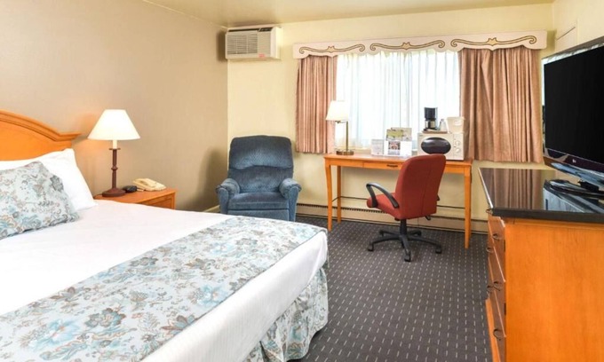 Solvang Hotel | Solvang Danish Adventure! 2 units w/Continental Bfast, Parking, Swimming Pool