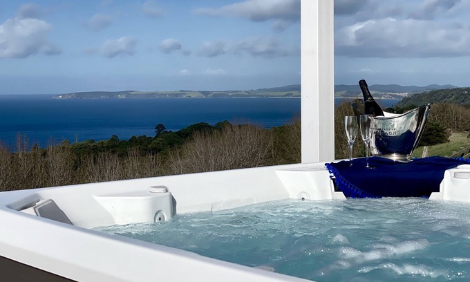 Leigh Villa | Songbird Villa - stunning views, spa and outdoor bath