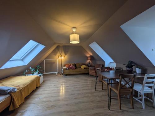 Munchen District Apartment | sonniges Dachgeschoss am münchner Stadtrand