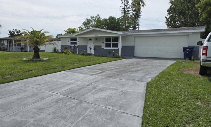 Holiday House | Soothing 3-bedroom house with AC in Pasco county