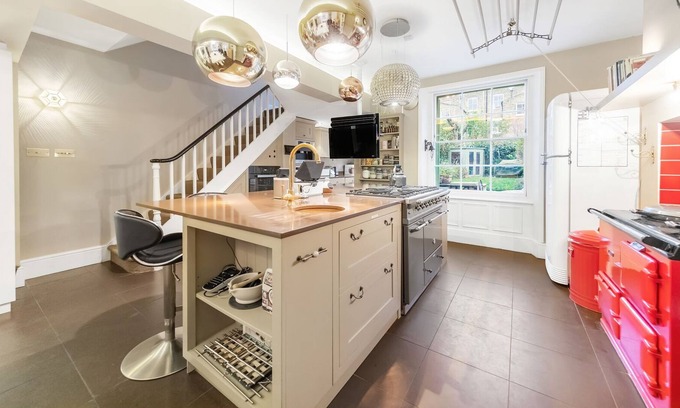 Mildmay House | Sophisticated Shine by Newington Green, by Veeve