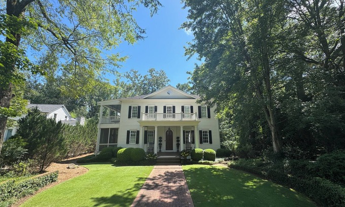 Athens House | Sophisticated Stay in heart of Five Points-Walk to the action, Relax in luxury.