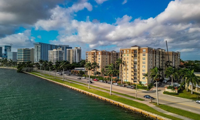 Palm Beach - West Palm Beach Condo | Sophisticated Waterfront Condo near all the sun & fun!