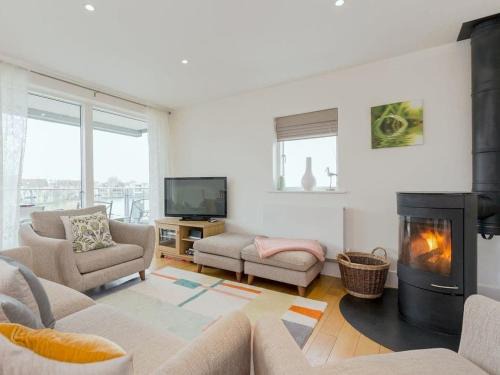 Malmesbury House | Sorrel House - stunning lakeside family home with very comfortable beds and dog friendly, free spa access