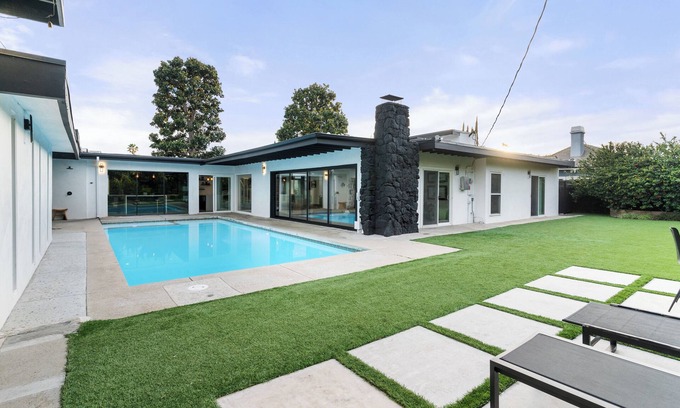 Northridge House | Soul LA House - 4bd, pool, oasis yard, sauna, gym