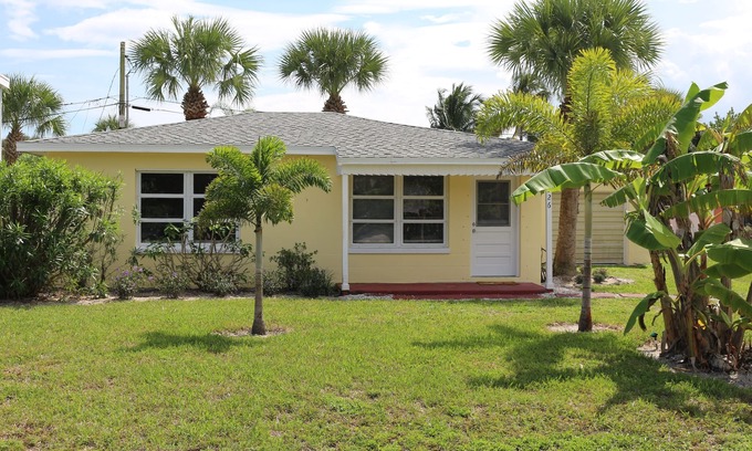 Vero Beach House | SOUTH BEACH & PARK Just Steps Away STARFISH COTTAGE Cute Cozy Vero Beach