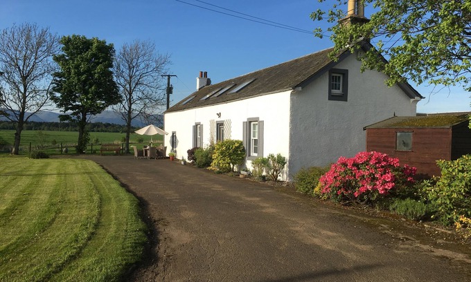 Airth Cottage | South Doll Farm Cottage - a cottage that sleeps 7 guests in 4 bedrooms