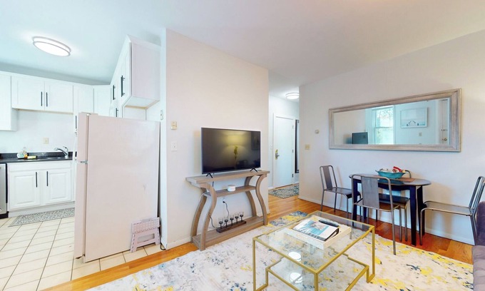 South End Apartment | South End,2 bed, in unit lau,cen air, Northeastern