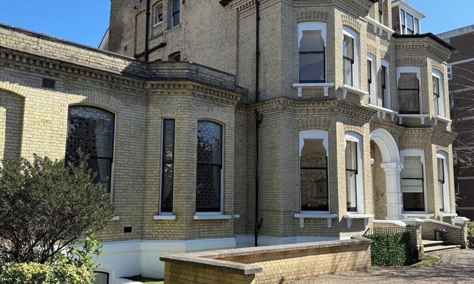 Hove Apartment | South Facing Balcony | Free parking