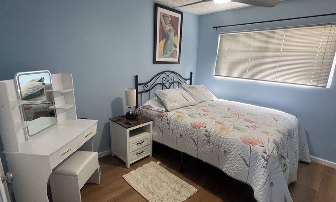 South Gate Apartment | South Gate - 2 Bedrooms - Quick Drive to Hollywood & Beaches