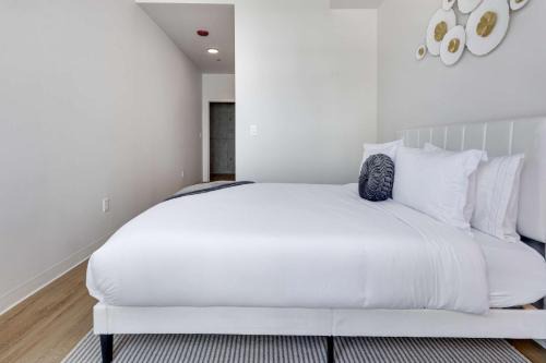 The Loop Apartment | South Loop Rooftop With In and Out Parking 3