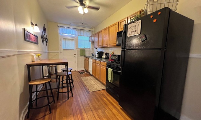 The Southampton Apartment | South STL City Oasis 2 BR 1 BA Near DT, Forest Park, Wash U, SLU, Blues, City SC
