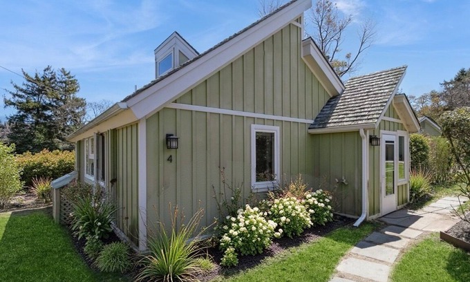 Town of Southampton Cottage | Southampton cozy cottage by the beach