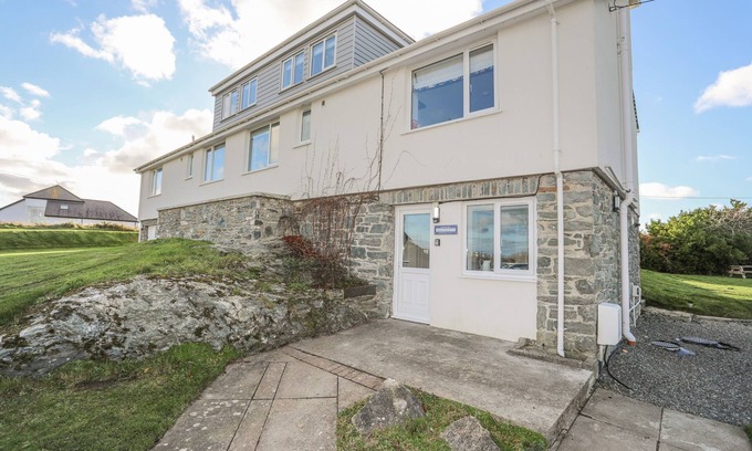 Holyhead Cottage | SOUTHCOTT APARTMENT, pet friendly, with a garden in Trearddur Bay