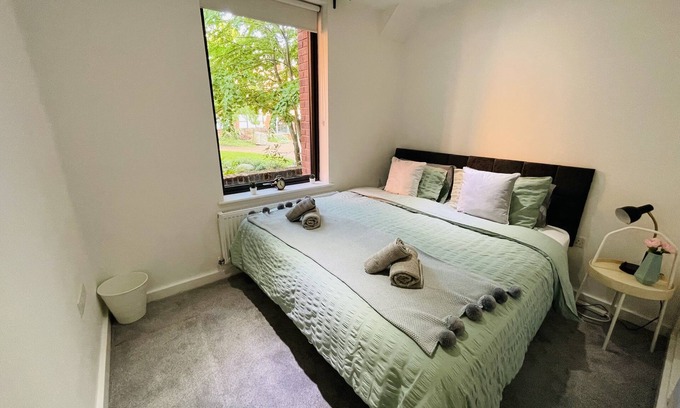Exeter Apartment | Southernhay Court - by STAYTOR