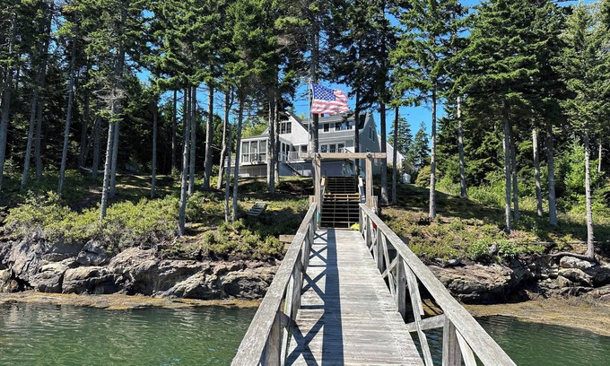 Southport House | Southport ME Waterfront - Cozy Harbor