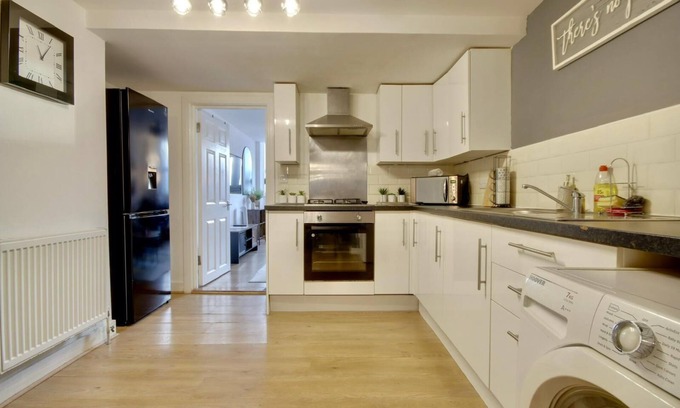 Portsmouth Apartment | Southsea Apartment-Parking-Pool-Hot tub