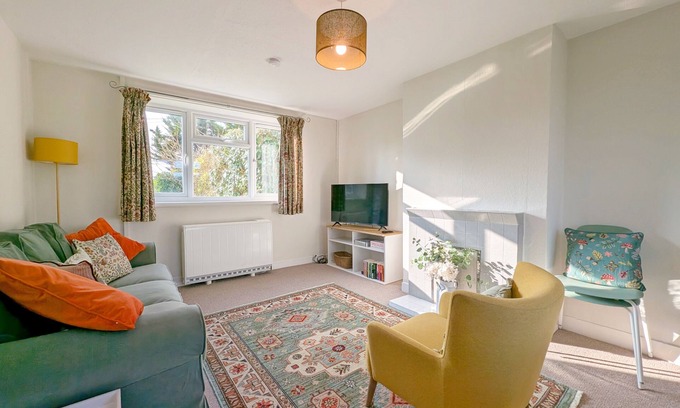 East Ashling Cottage | Southwood Farm Cottage - a cottage that sleeps 4 guests in 2 bedrooms