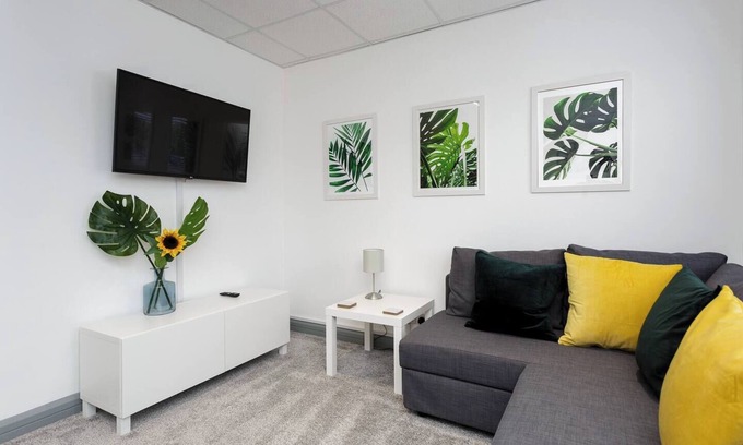 Buckland Apartment | Sovereign Gate is a renovated commercial block converted into 2 x 2 bedroom apartments, situated in the heart of Portsmouth City. Free parking and great for access to major transport links, continental ferries and Gunwharf Quays.