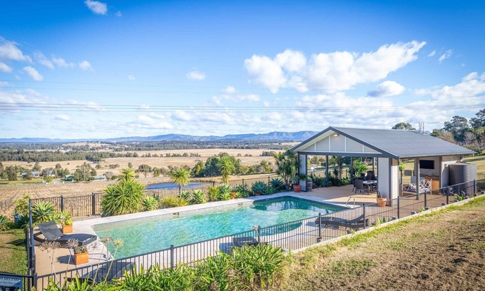Lovedale House | Sovereign Hill Country Lodge - Group accommodation with panoramic views from every room