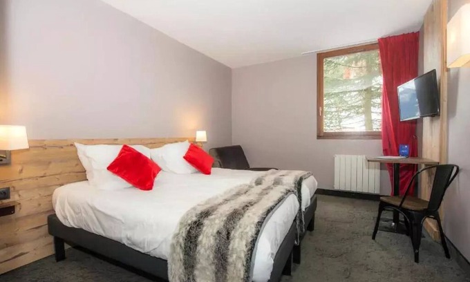Valfrejus Apartment | SOWELL Family Valfréjus* - Standard Double Room Armchair Bed