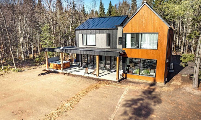 Saint-Gabriel-de-Valcartier Ski Chalet | Spa & River - Le Saint-Gabriel