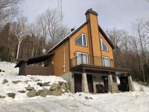 Notre-Dame-Auxiliatrice-de-Buckland Ski Chalet | Spa Pool table Mountain - Chalet Avalanche