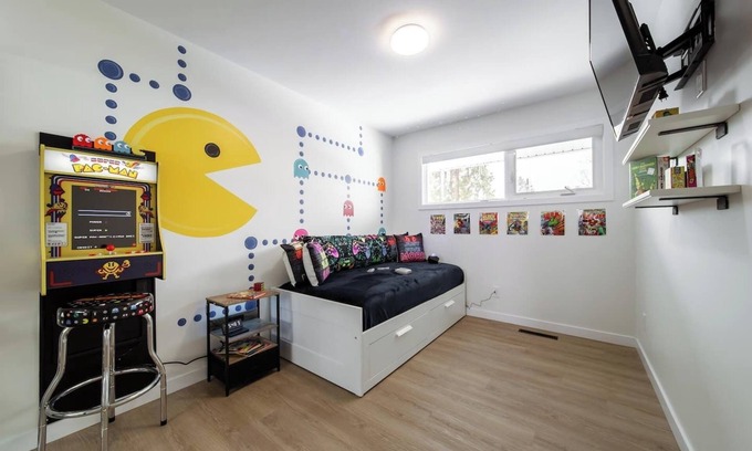 Edmonton House | Spa vibes, game room fun, and two decks. Just minutes from Whyte Ave & Downtown.