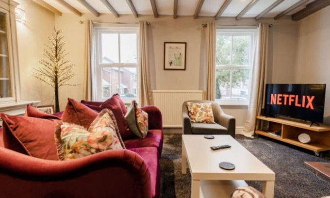 Chester House | Spacious & Stylish City Base with Enclosed Yard