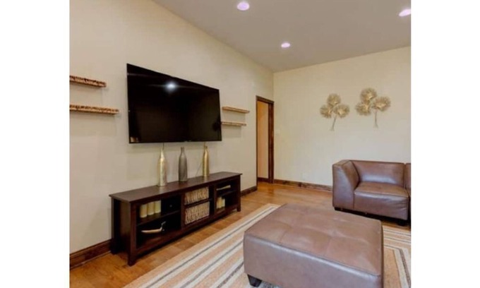 View Park-Windsor Hills House | Spacious Spanish-Style 4/3