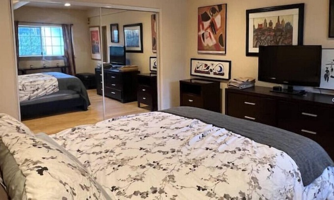 View Park-Windsor Hills House | Spacious and Cozy Casita near LAX-SoFi-USC