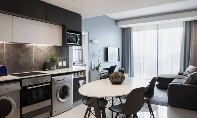 Sandown Apartment | Spacious 1 Bedroom Apartment at Katherine Street, Sandton