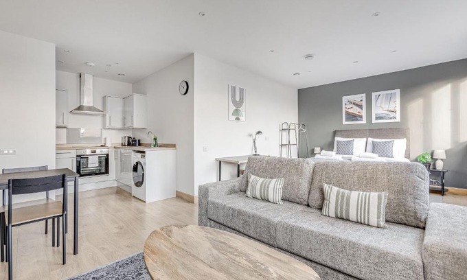 Rushmoor District Apartment | Spacious 1 BR apt w 2 king bed by Tent serviced apartments